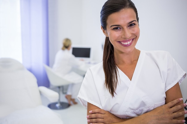 Retrato de dentista de pie con los brazos cruzados