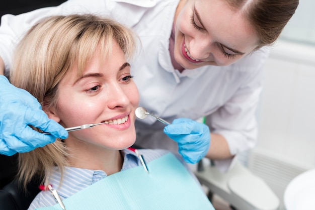 Retrato de dentista realizando tratamiento en paciente