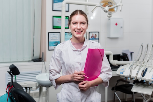 Retrato de dentista sonriente en la clínica