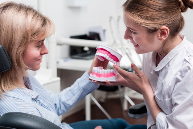 Foto gratuita retrato de dentista y su paciente