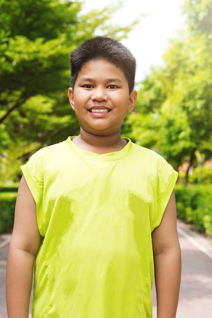 Foto gratuita retrato de deporte asiático guapo muchacho en el jardín