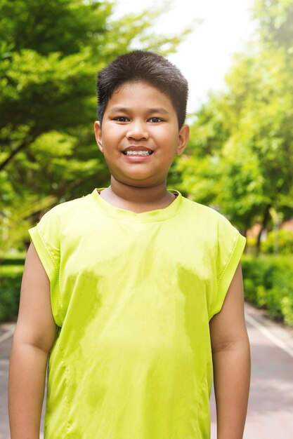 Retrato de deporte asiático guapo muchacho en el jardín