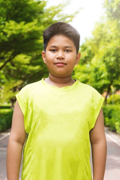 Retrato de deporte asiático guapo muchacho en el jardín