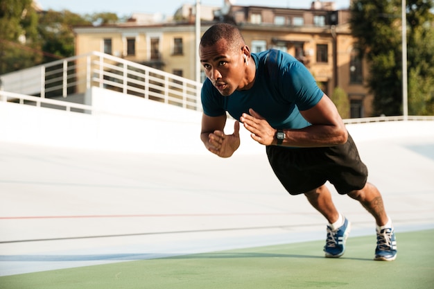 Foto gratuita retrato de un deportista afroamericano en forma haciendo flexiones