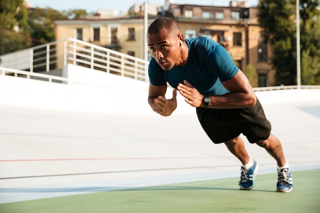 Retrato de un deportista afroamericano en forma haciendo flexiones