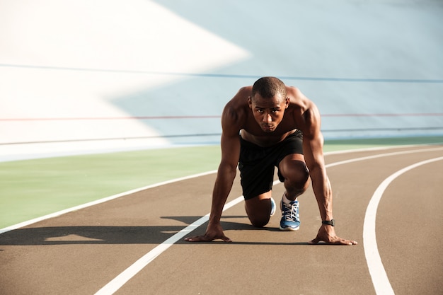 Retrato de un deportista atlético afroamericano en forma