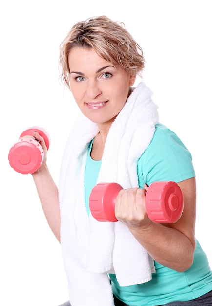 Retrato de deportista de edad feliz con pesas