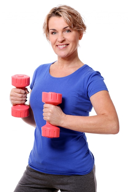 Foto gratuita retrato de deportista de edad feliz con pesas