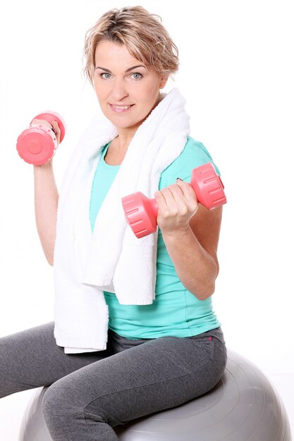 Foto gratuita retrato de deportista envejecida feliz