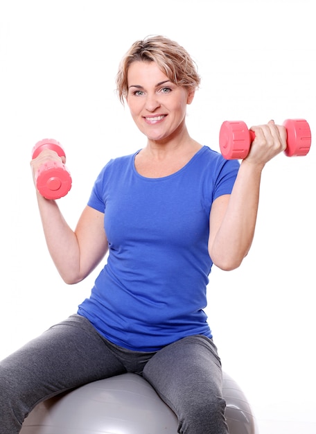 Foto gratuita retrato de deportista envejecida feliz