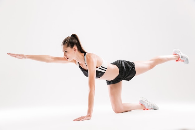 Retrato de una deportista en forma saludable manteniendo el equilibrio durante el ejercicio