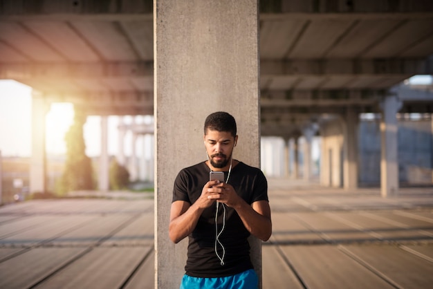 Retrato de deportista preparándose para entrenar en el gimnasio