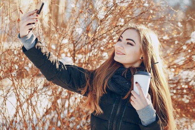 retrato de día al aire libre con estilo sonriente