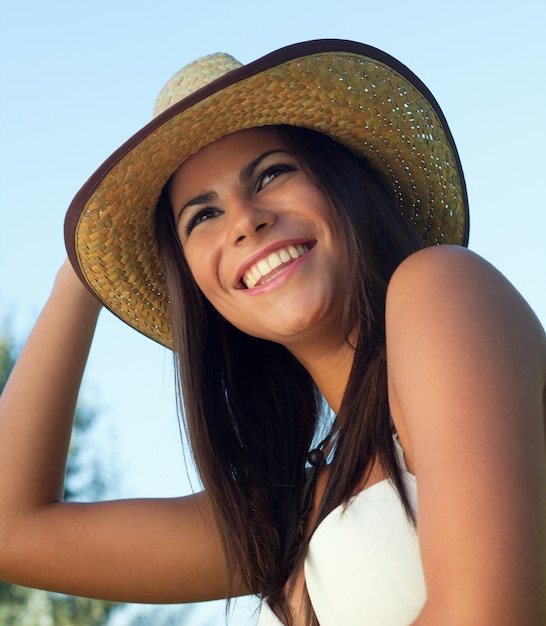 Foto gratuita retrato de disparo de una hermosa mujer con sombrero en un parque