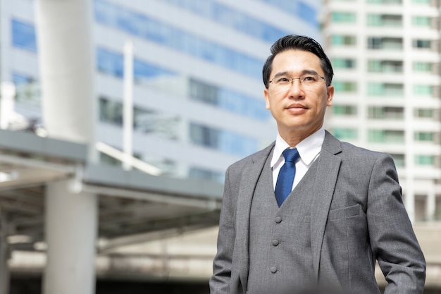 Retrato del distrito de negocios de hombre de negocios asiático, concepto de gente de negocios de estilo de vida