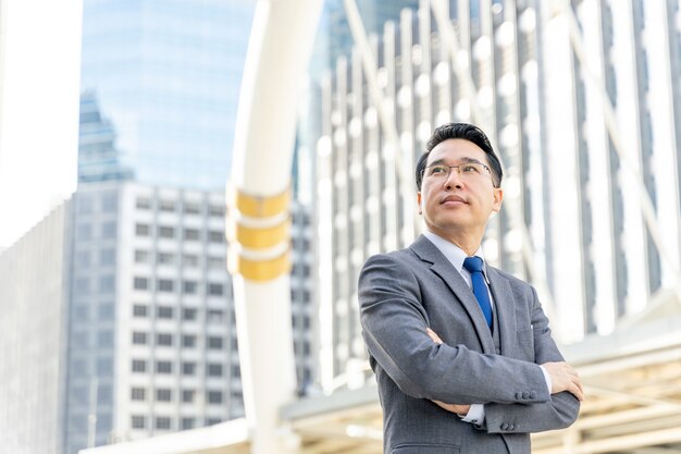 Retrato del distrito de negocios del hombre de negocios asiático, líder de ejecutivos visionarios senior con visión empresarial - concepto de gente de negocios de estilo de vida