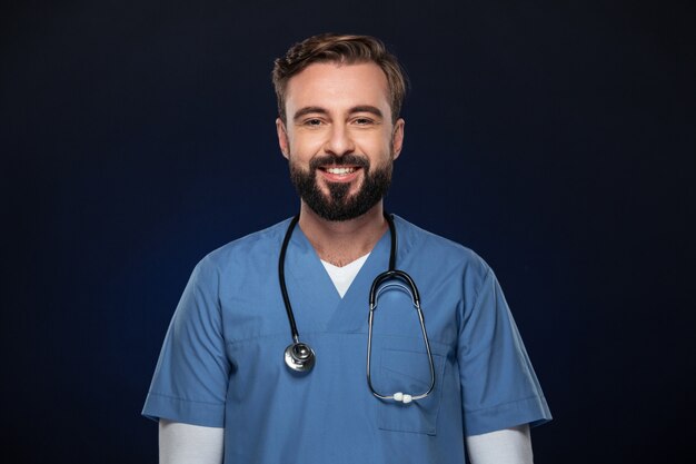 Retrato de un doctor hombre alegre