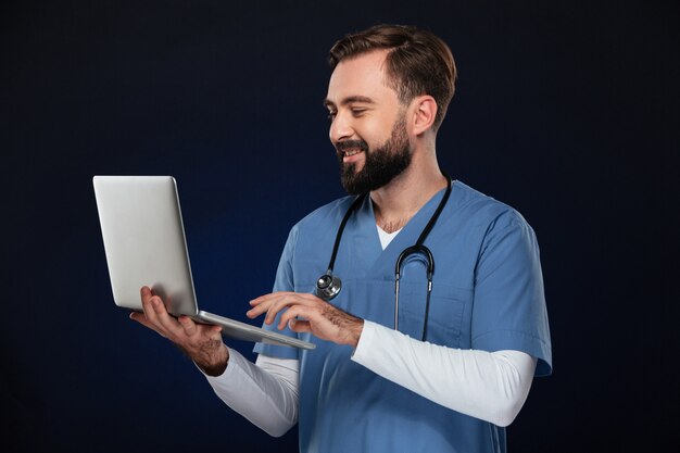 Retrato de un doctor hombre alegre