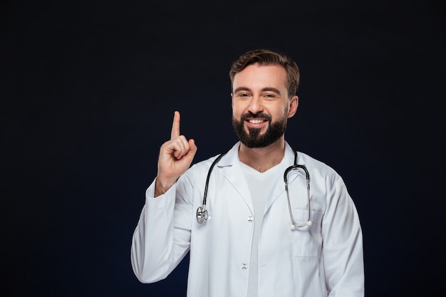 Retrato de un doctor hombre feliz