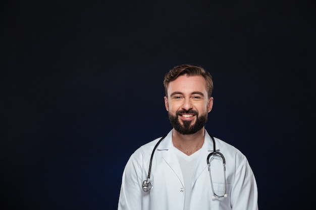 Retrato de un doctor hombre feliz