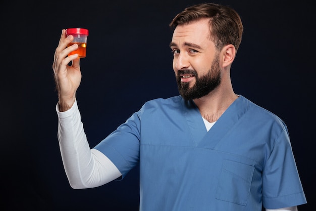 Retrato de un doctor hombre perplejo vestido con uniforme