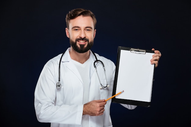 Retrato de un doctor hombre sonriente vestido con uniforme