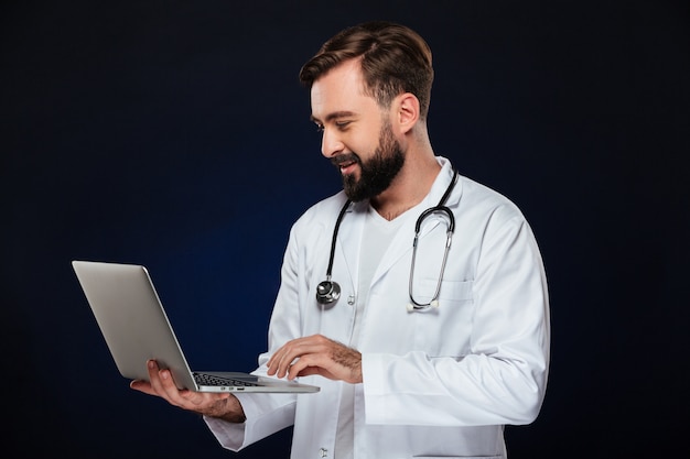 Retrato de un doctor hombre sonriente vestido con uniforme