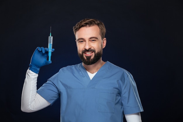 Foto gratuita retrato de un doctor hombre sonriente vestido con uniforme