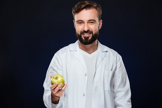 Retrato de un doctor hombre sonriente