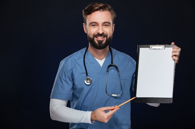 Foto gratuita retrato de un doctor hombre sonriente