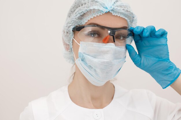 retrato de una doctora con gafas