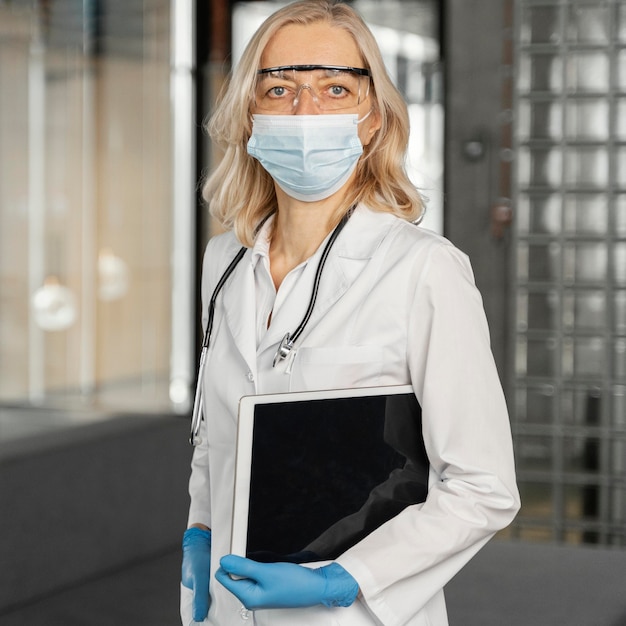 Retrato de doctora con máscara médica