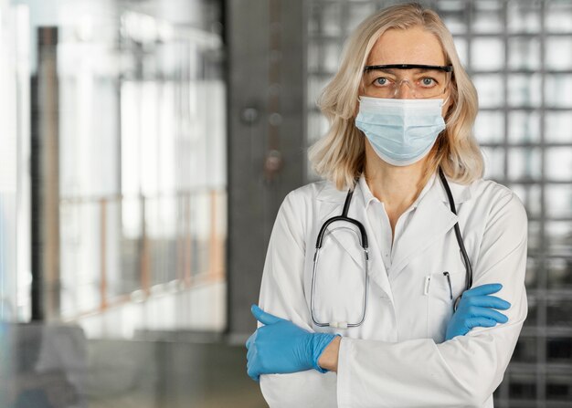 Retrato de doctora con máscara médica