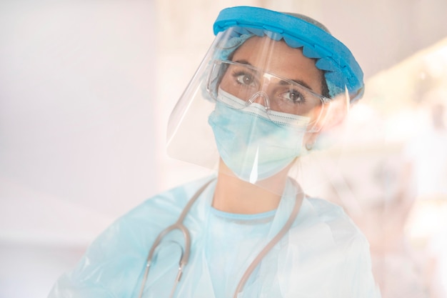 Retrato de doctora en ropa de protección