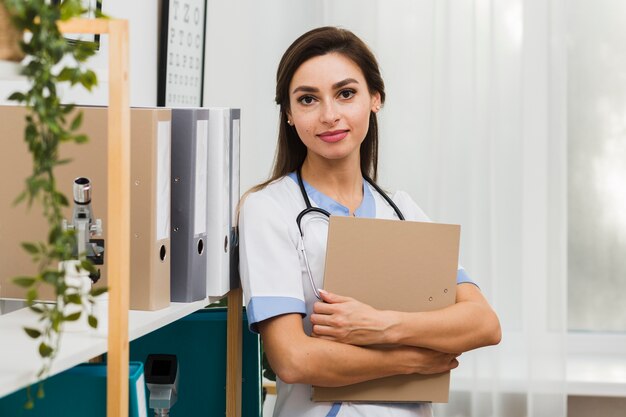 Retrato de doctora sosteniendo una carpeta