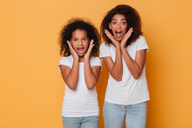 Retrato de dos alegres hermanas africanas gritando