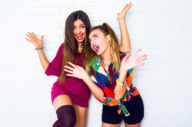 Foto gratuita retrato de dos amigas bastante adolescentes sonriendo y posando