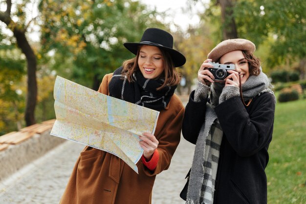 Retrato de dos chicas atractivas vestidas con ropa de otoño