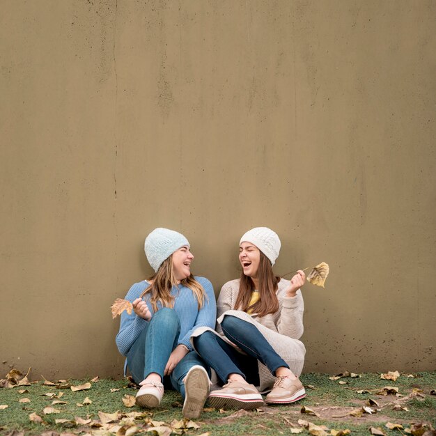 Retrato de dos chicas enfrente de una pared