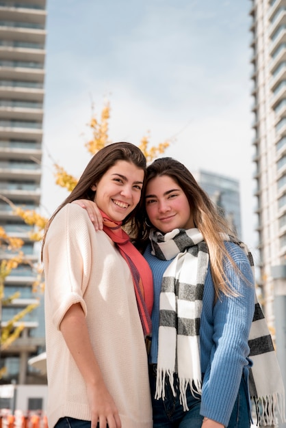 Retrato de dos chicas en entorno urbana pasándoselo bien