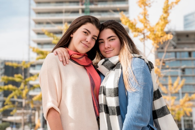 Retrato de dos chicas en entorno urbana pasándoselo bien