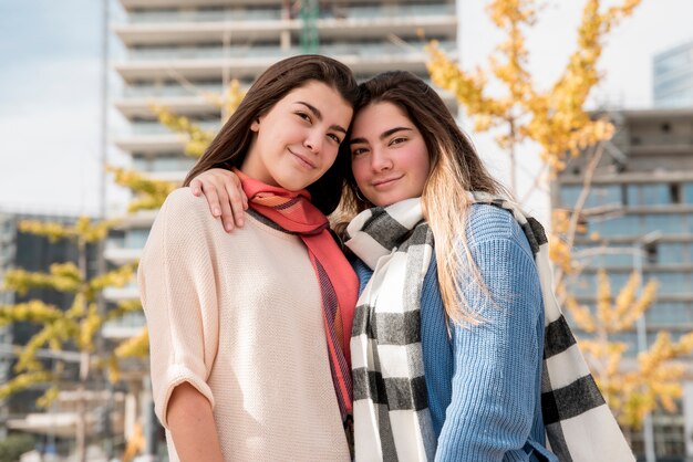 Retrato de dos chicas en entorno urbana pasándoselo bien