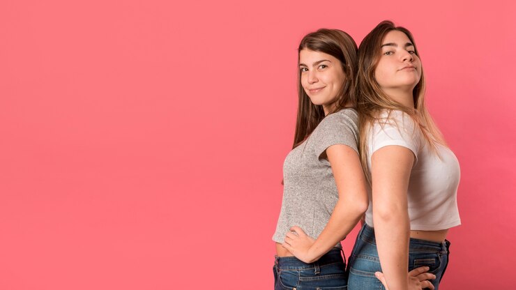 Foto gratuito retrato de dos chicas sobre fondo rojo