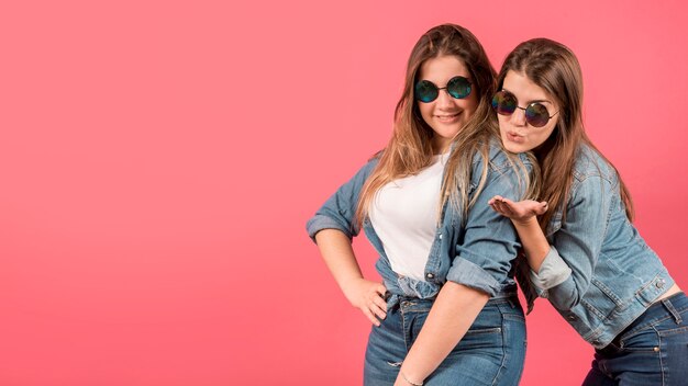 Retrato de dos chicas sobre fondo rojo