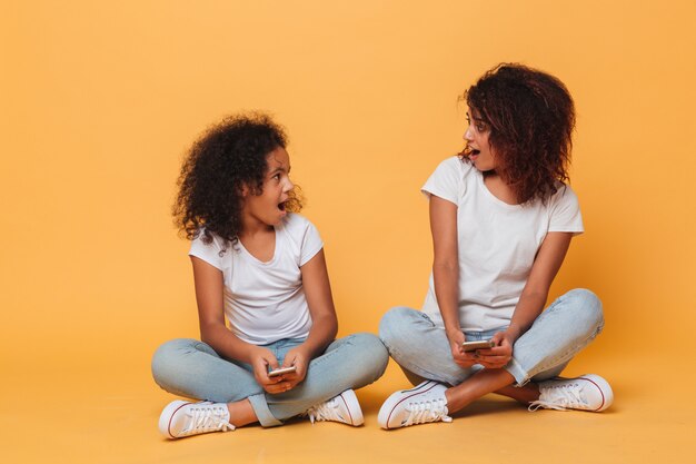 Retrato de dos hermanas afroamericanas alegres