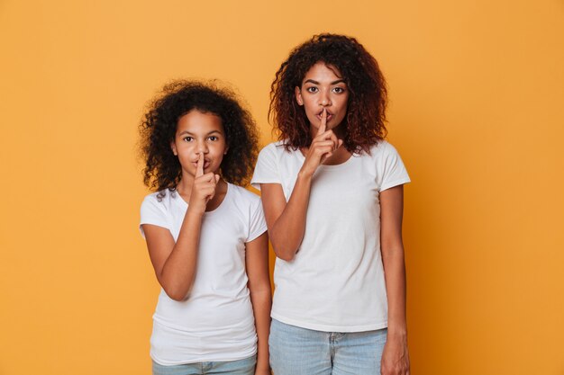 Retrato de dos hermanas afroamericanas bonitas