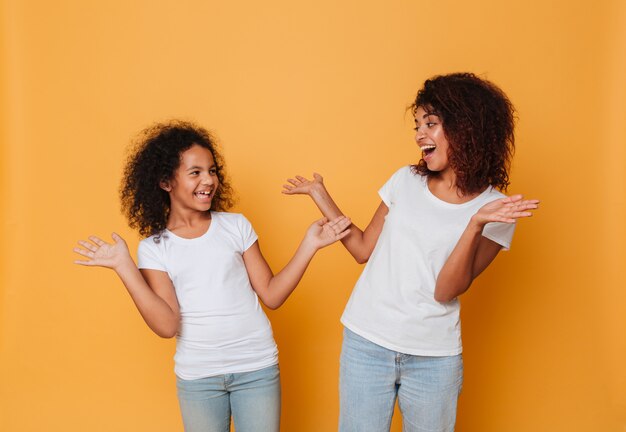 Retrato de dos hermanas afroamericanas satisfechas