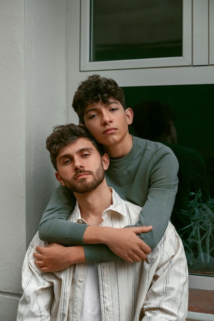 Foto gratuita retrato de dos hermanos para la celebración del día de los hermanos.