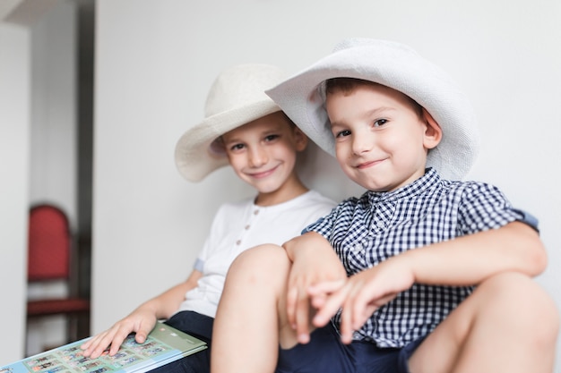 Retrato de dos hermanos felices