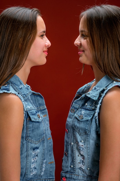 Foto gratuita retrato de dos hermosas gemelas jóvenes